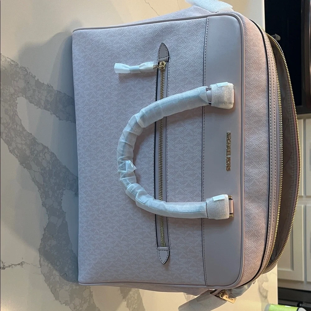 Michael Kors Powder Blush Weekender Bag
Brand New, tags and packing on bag. - Picture 2 of 5